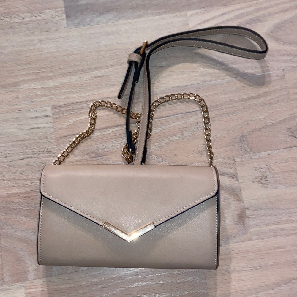 Urban Fashions. Nude Clutch Crossbody.